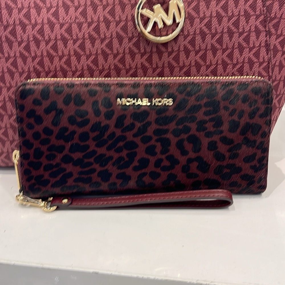 MICHAEL KORS
Leather Lg Continental Wristlet Case Wallet Exotic Print Hair Culf